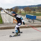 Mit den Skating-Rollern über die Autobahn.