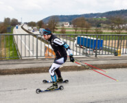 Mit den Skating-Rollern über die Autobahn.