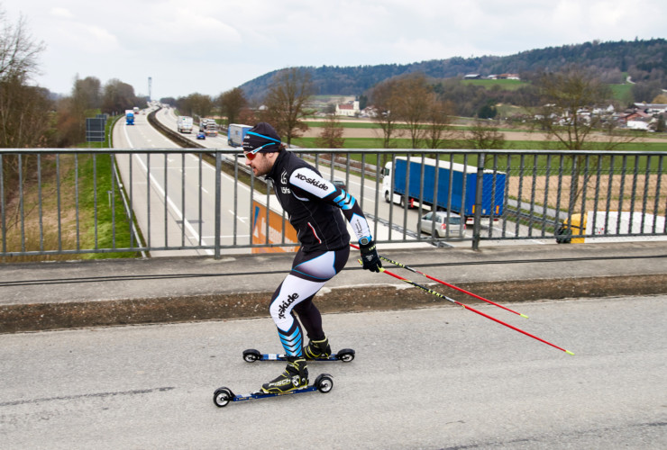 Mit den Skating-Rollern über die Autobahn.