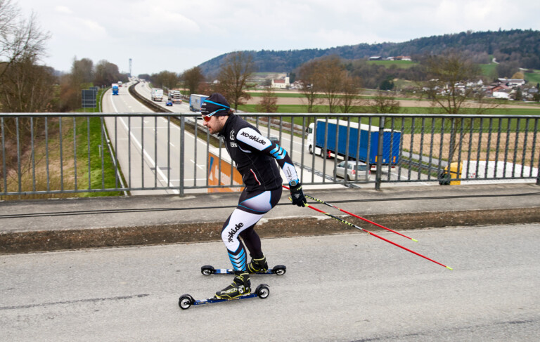 Mit den Skating-Rollern über die Autobahn.