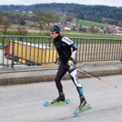 Mit den Skating-Rollern über die Autobahn.