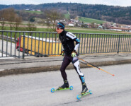 Mit den Skating-Rollern über die Autobahn.