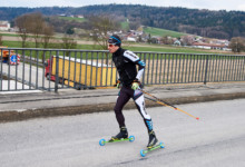 Mit den Skating-Rollern über die Autobahn.