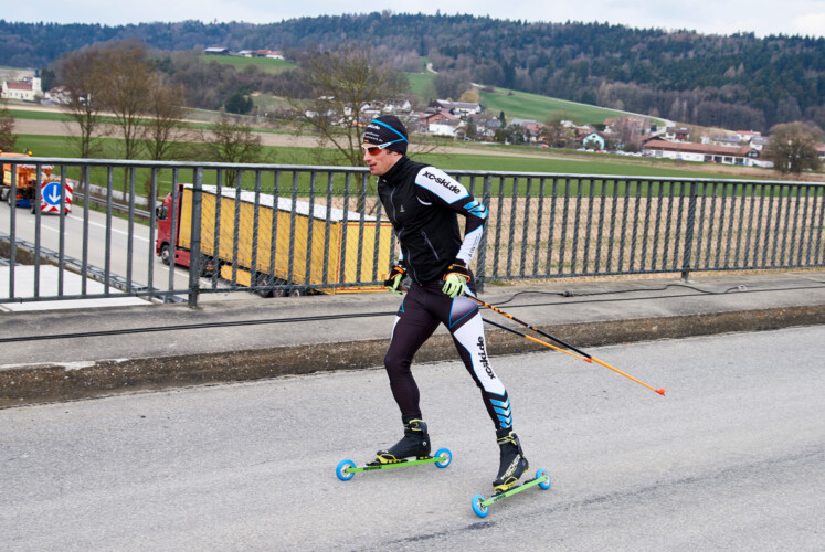 Mit den Skating-Rollern über die Autobahn.