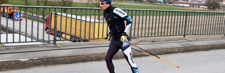 Mit den Skating-Rollern über die Autobahn.