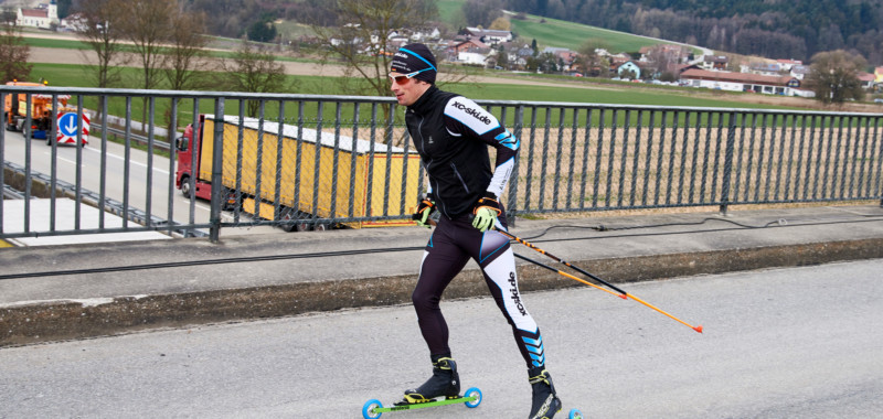 Mit den Skating-Rollern über die Autobahn.