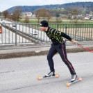 Mit den Skating-Rollern über die Autobahn.