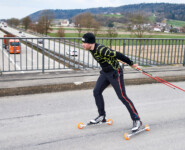 Mit den Skating-Rollern über die Autobahn.