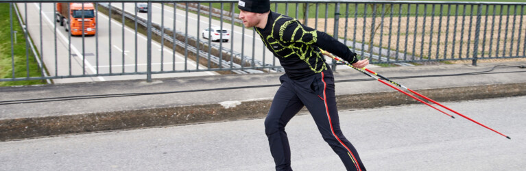Mit den Skating-Rollern über die Autobahn.
