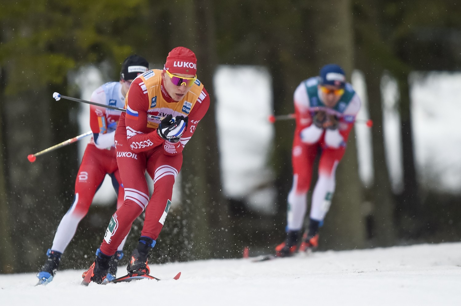 Видео скиатлона сегодня мужчины. Персьют свободным стилем лыжные гонки. Скиатлон. Шведские лыжники. Томассо Джакомелли биатлон.