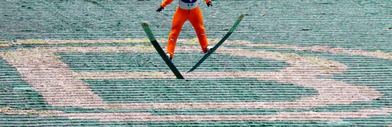 Lukas Klapfer springt in Bischofshofen.