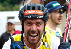 Johannes Rydzek freut sich sichtlich über seinen Sieg.