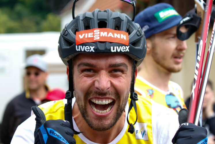 Johannes Rydzek freut sich sichtlich über seinen Sieg.