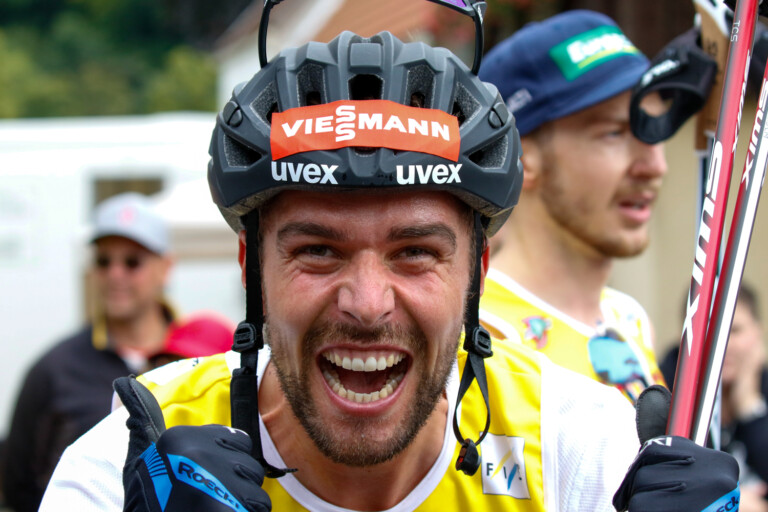 Johannes Rydzek freut sich sichtlich über seinen Sieg.