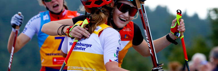 Glückwünsche: Gyda Westvold Hansen umarmt Ema Volavsek.