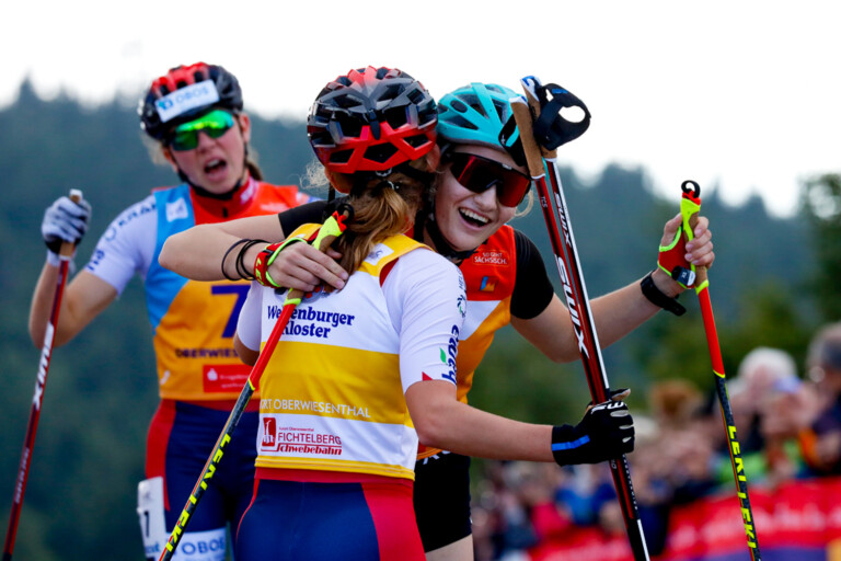 Glückwünsche: Gyda Westvold Hansen umarmt Ema Volavsek.