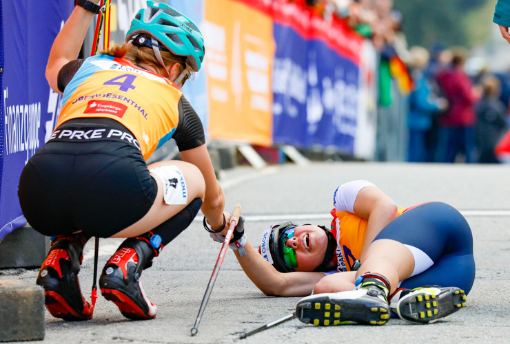 Shakehands: Ema Volavsek und Mari Leinan Lund