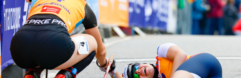 Shakehands: Ema Volavsek und Mari Leinan Lund