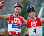 Die Vereinskameraden stehen gemeinsam auf dem Podium.
