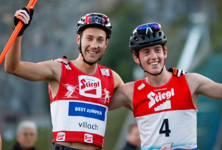 Die Vereinskameraden stehen gemeinsam auf dem Podium.