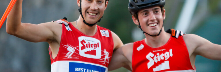 Die Vereinskameraden stehen gemeinsam auf dem Podium.