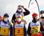 Das Podium der Herren: (l-r) Mario Seidl (AUT), Terence Weber (GER), Vinzenz Geiger (GER), Martin Fritz (AUT), Johannes Rydzek (GER), Ilkka Herola (FIN).