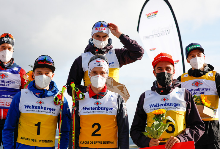 Das Podium der Herren: (l-r) Mario Seidl (AUT), Terence Weber (GER), Vinzenz Geiger (GER), Martin Fritz (AUT), Johannes Rydzek (GER), Ilkka Herola (FIN).