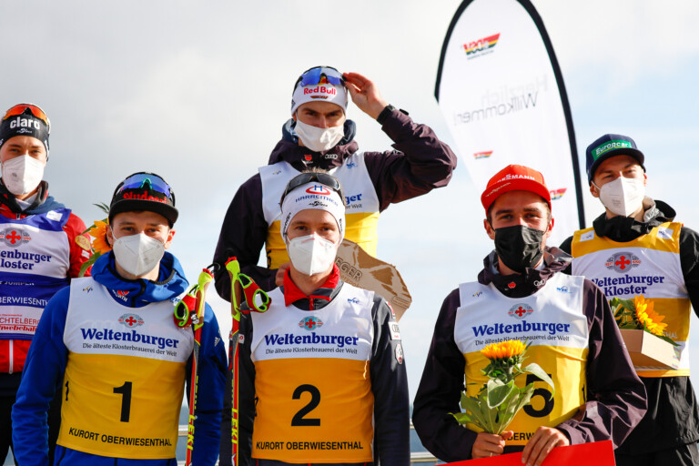 Das Podium der Herren: (l-r) Mario Seidl (AUT), Terence Weber (GER), Vinzenz Geiger (GER), Martin Fritz (AUT), Johannes Rydzek (GER), Ilkka Herola (FIN).