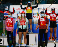 Das Podium bei den Damen: (l-r) Annalena Slamik (AUT), Sigrun Kleinrath (AUT), Marie Nähring (GER), Gyda Westvold Hansen (NOR), Ema Volavsek (SLO) Lisa Hirner (AUT).