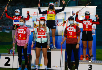 Das Podium bei den Damen: (l-r) Annalena Slamik (AUT), Sigrun Kleinrath (AUT), Marie Nähring (GER), Gyda Westvold Hansen (NOR), Ema Volavsek (SLO) Lisa Hirner (AUT).