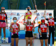 Das Podium der Tageswertung bei den Damen: (l-r) Annika Sieff (ITA), Sigrun Kleinrath (AUT), Gyda Westvold Hansen (NOR), Jenny Nowak (GER), Lisa Hirner (AUT), Ema Volavsek (SLO).