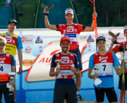 Das Podium der Tageswertung der Herren: Jens Oftebro (NOR), Ilkka Herola (FIN), Johannes Rydzek (GER), Mario Seidl (AUT), Eero Hirvonen (FIN), Martin Fritz (AUT).