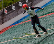 Terence Weber gewinnt das Springen in Oberwiesenthal.