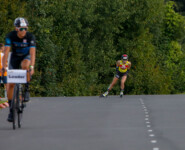 Gyda Westvold Hansen kommt in Villach als erste ins Ziel.