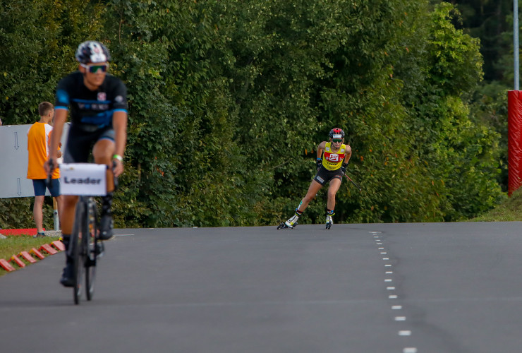 Gyda Westvold Hansen kommt in Villach als erste ins Ziel.