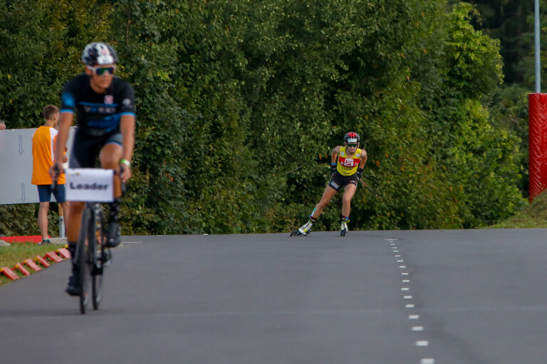 Gyda Westvold Hansen kommt in Villach als erste ins Ziel.