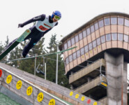 Manuel Faißt beim Springen von der Normalschanze