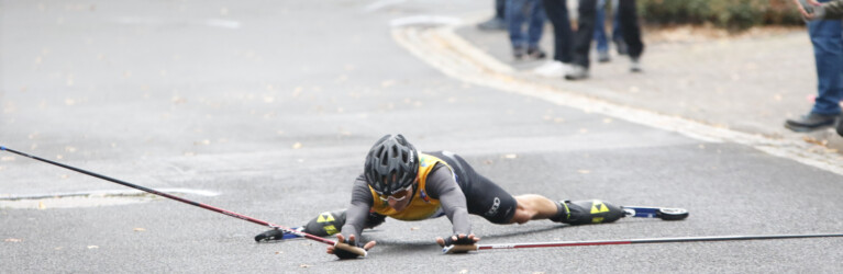 Da legst di nieder: Eric Frenzel landet kurz vor dem Ziel auf der Nase.