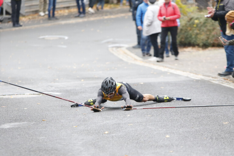 Da legst di nieder: Eric Frenzel landet kurz vor dem Ziel auf der Nase.