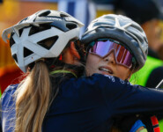 Glückwünsche: Jenny Nowak (l) und Cindy Haasch