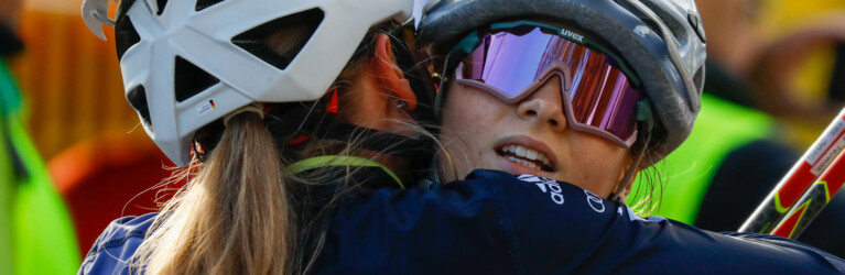 Glückwünsche: Jenny Nowak (l) und Cindy Haasch