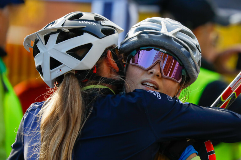 Glückwünsche: Jenny Nowak (l) und Cindy Haasch