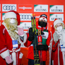 From Santa with love: Jarl Riiber beim traditionellen Siegerfoto mit Weihnachtsmann und -frau.