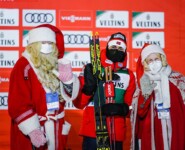From Santa with love: Jarl Riiber beim traditionellen Siegerfoto mit Weihnachtsmann und -frau.