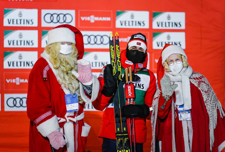 From Santa with love: Jarl Riiber beim traditionellen Siegerfoto mit Weihnachtsmann und -frau.