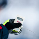 Langlaufchef Pierre Mignerey misst die Temperatur. So kalt war es zum Glück später nicht mehr, das Rennen konnte stattfinden.