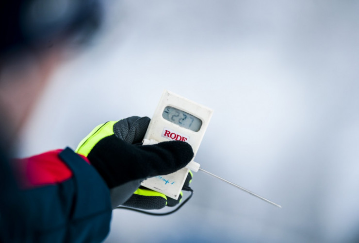 Langlaufchef Pierre Mignerey misst die Temperatur. So kalt war es zum Glück später nicht mehr, das Rennen konnte stattfinden.