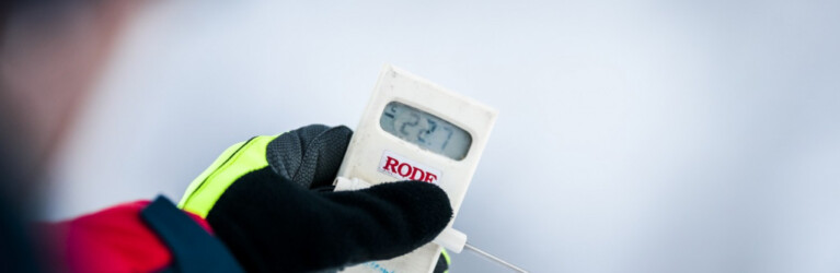 Langlaufchef Pierre Mignerey misst die Temperatur. So kalt war es zum Glück später nicht mehr, das Rennen konnte stattfinden.