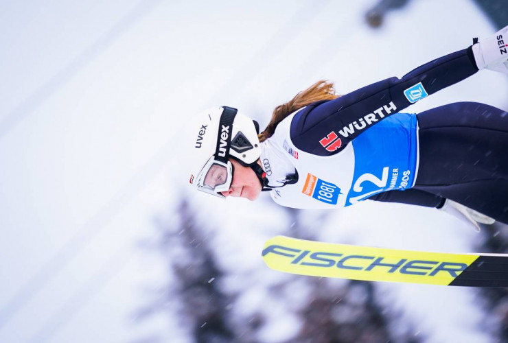 Sophia Maurus springt beim Weltcup in Lillehammer.