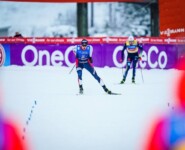 Jarl Riiber schlägt Vinzenz Geiger im Zielsprint und wird von seinen Kollegen erwartet.